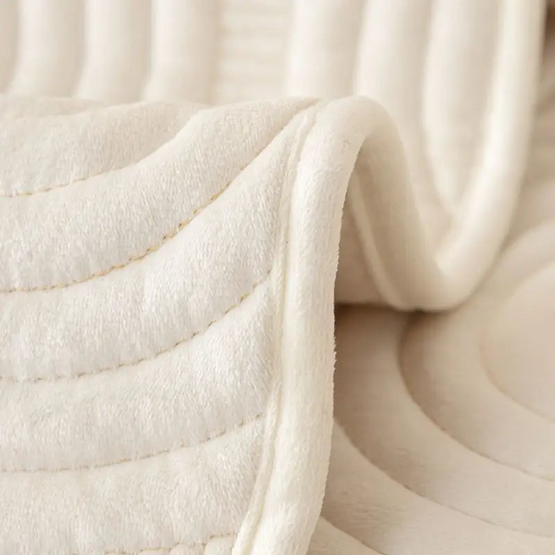 Une couverture moelleuse et chaude, avec son texture douce et accueillante, offre un confort inégalé dans un environnement douillet.