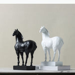 statues chevaux modernes minimalistes noir blanc decoration intérieure art contemporain