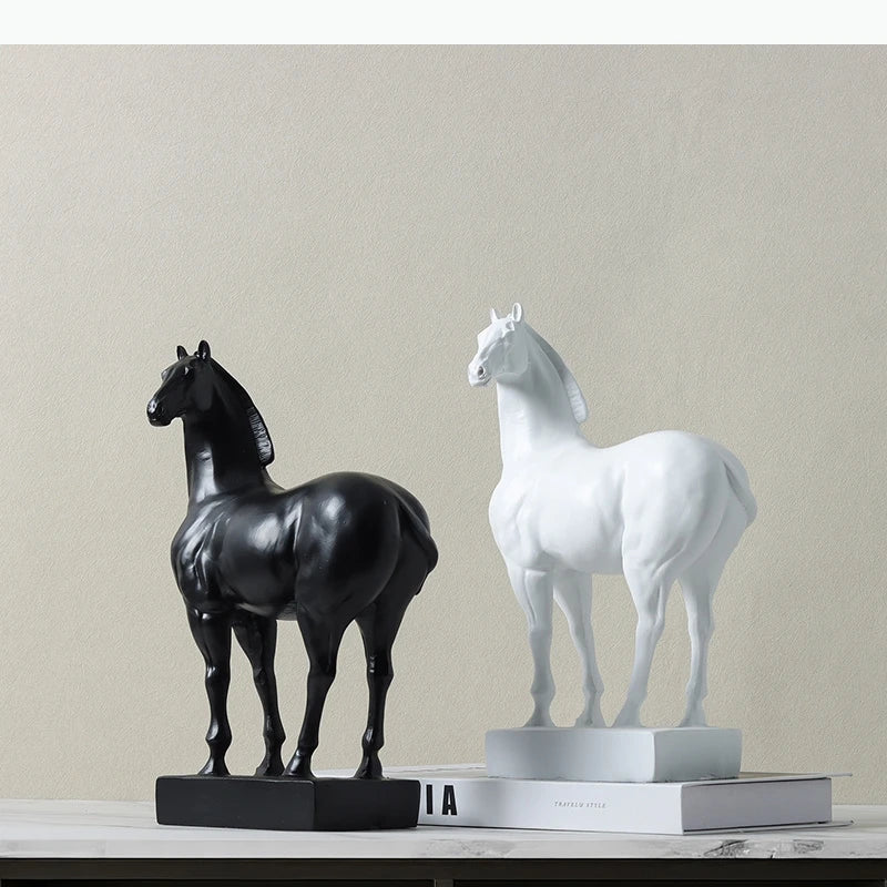 statues chevaux modernes minimalistes noir blanc decoration intérieure art contemporain