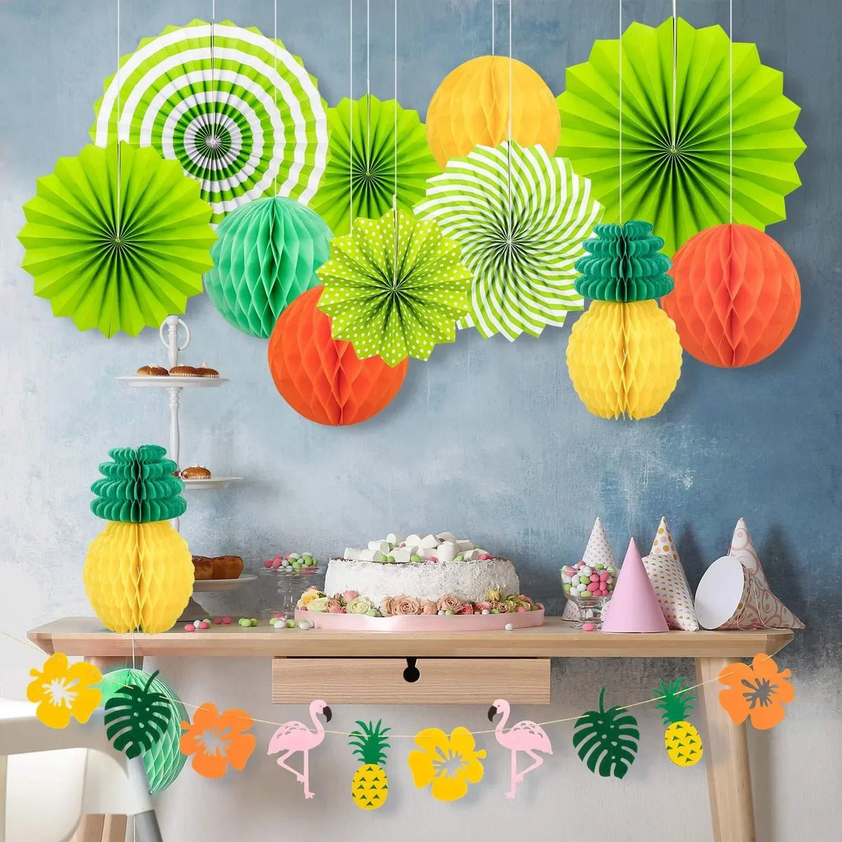 décorations fête tropicales flamants roses ananas guirlandes pompons cupcakes gâteau blanc