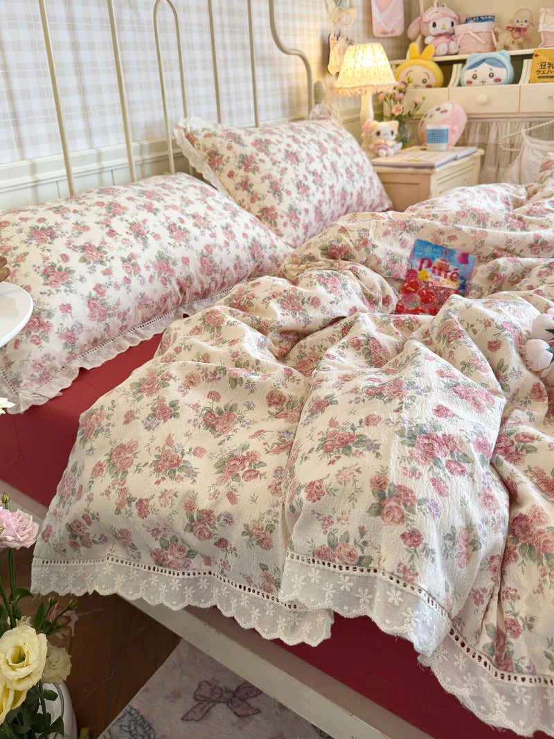 ensemble literie floral vintage housse couette taies d'oreiller fleurs roses vertes bordure dentelle blanc