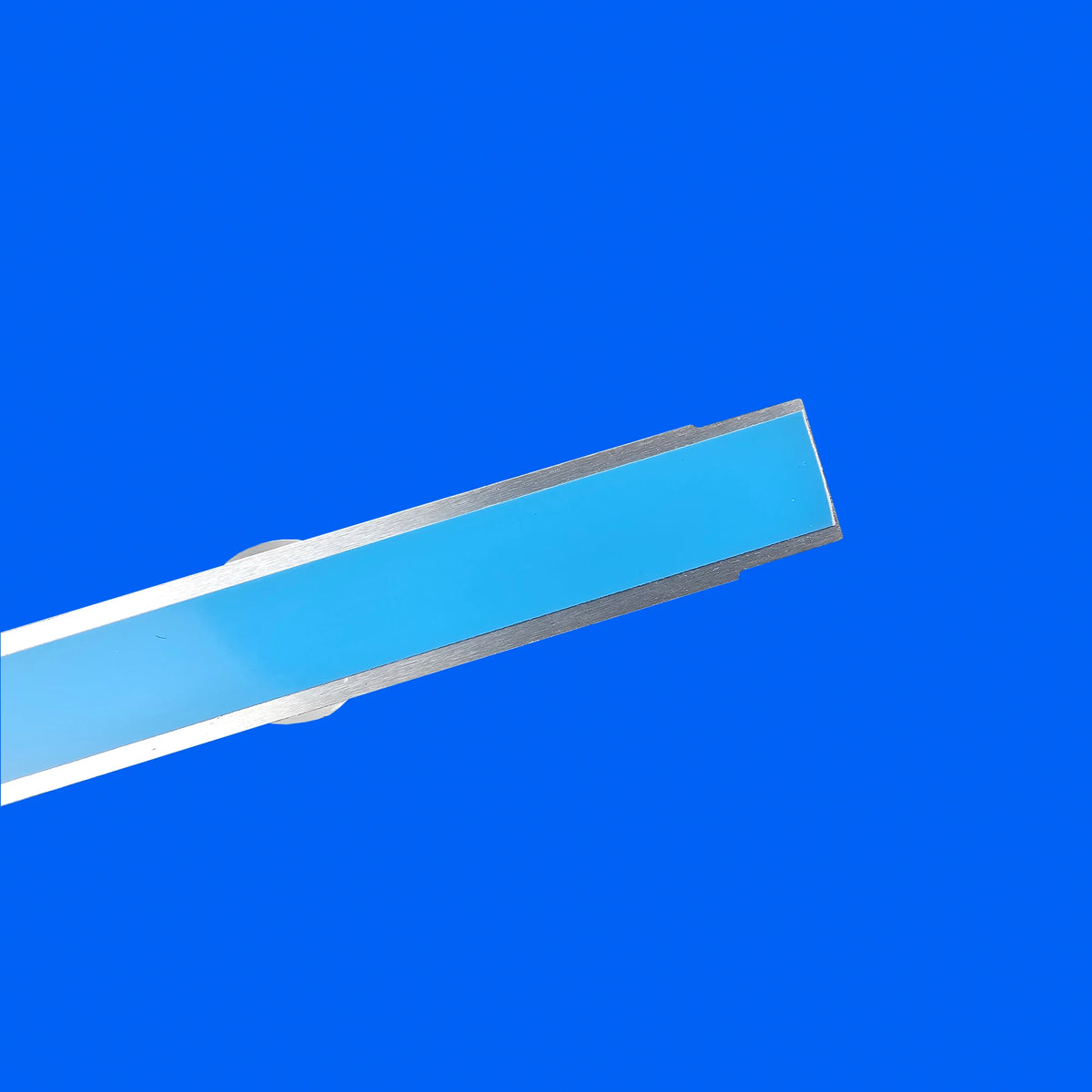 barre lumineuse led blanc bleu moderne connecteur électrique fixations technologie