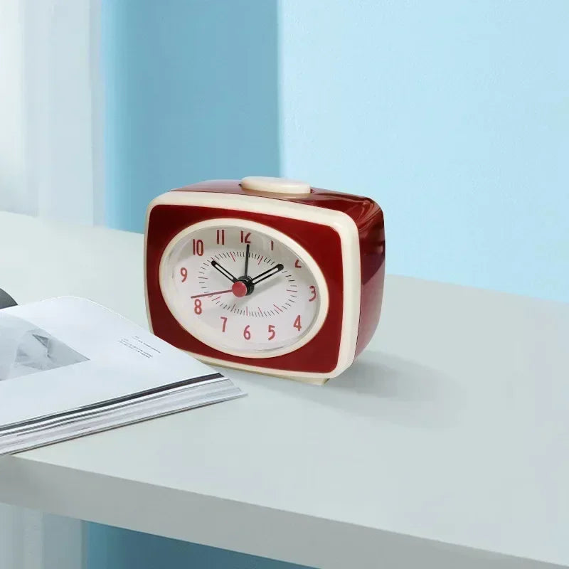Réveil rétro blanc sur bureau