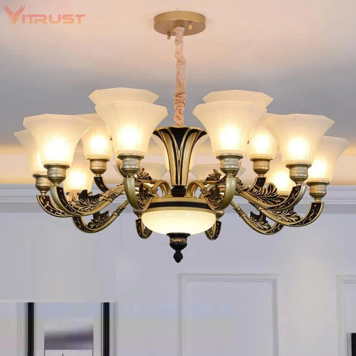 lustre doré classique 15 bras verre dépoli ornements sculptés finition brillante