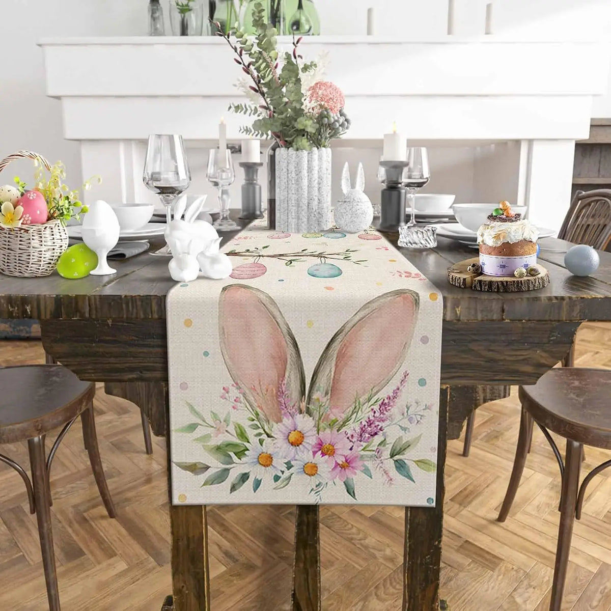 Une table de Pâques décorée avec des fleurs, des œufs, des lapins et un gâteau, créant une atmosphère printanière chaleureuse.