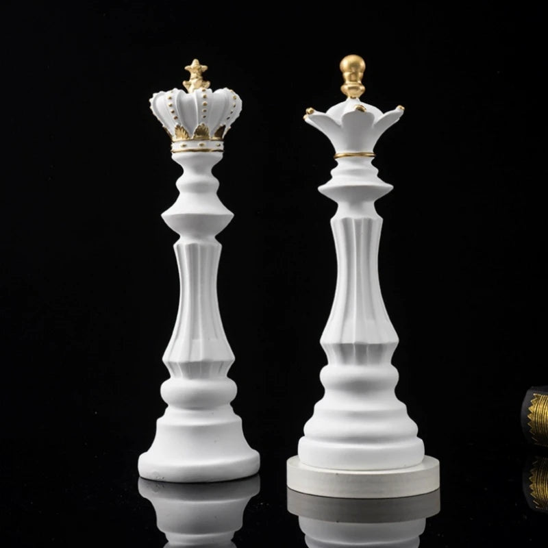figurines échecs résine noir blanc décor salon classique chevaliers reines rois dorures intérieur