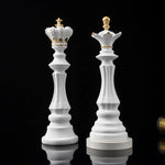 figurines échecs résine noir blanc décor salon classique chevaliers reines rois dorures intérieur