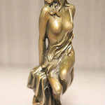 statuette féminine dorée nu assis cuivre sculptural décoration intérieure antique ornement tendance arts décoratifsOpaque