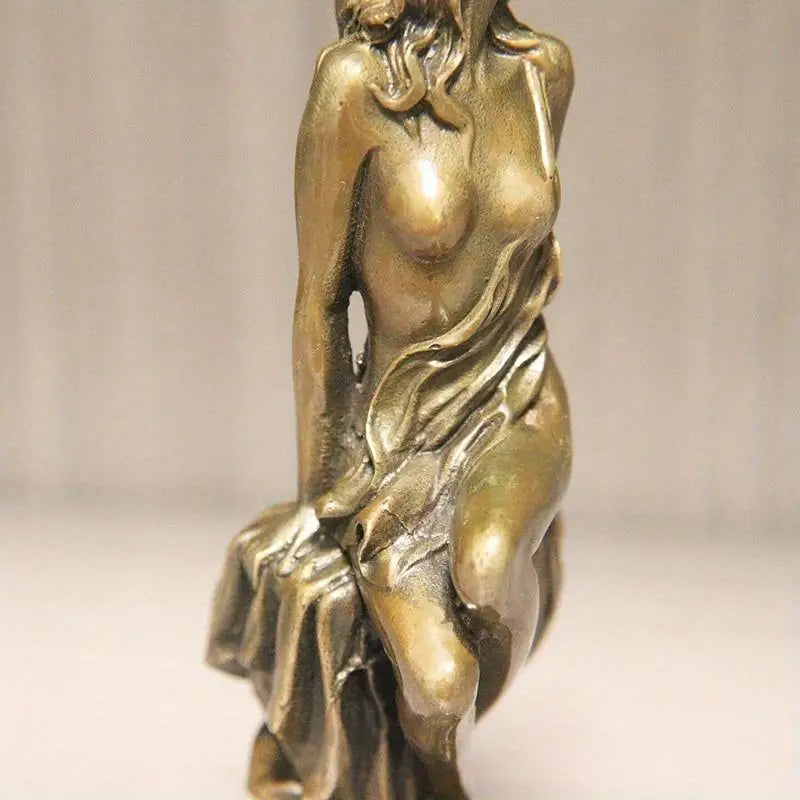 statuette féminine dorée nu assis cuivre sculptural décoration intérieure antique ornement tendance arts décoratifsOpaque