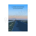 Le Lindisfarne Causeway est une vue panoramique d'un sentier côtier au bord de l'eau, avec un ciel bleu et des couleurs naturelles.