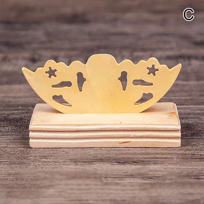 présentation éventail pliant traditionnel rouge rose jaune noir motifs floraux géométriques support bois sculpté
