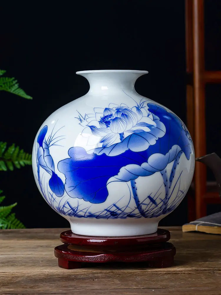 Un vase en porcelaine blanche et bleu décoré de magnifiques fleurs de lotus.