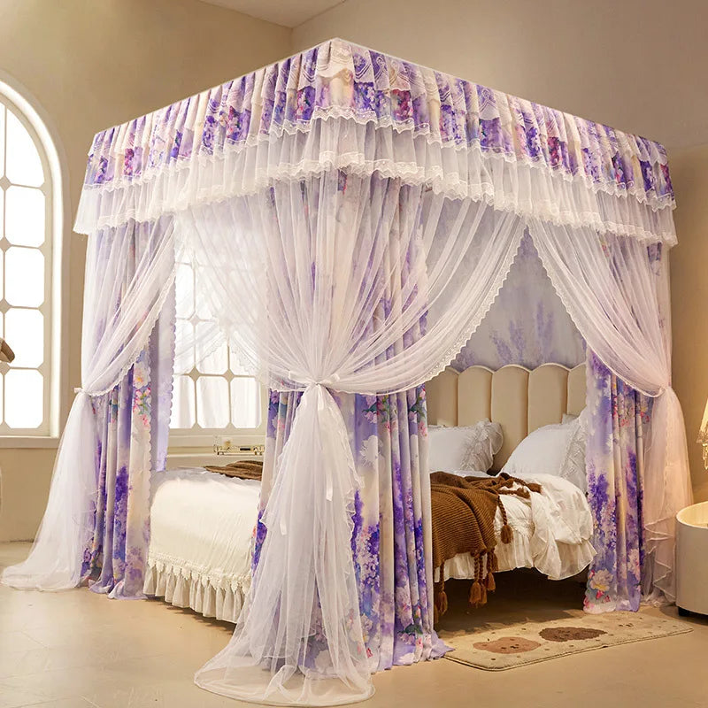 Un lit à baldaquin avec rideaux floraux violets et blancs, donnant une ambiance douce et romantique à la chambre.