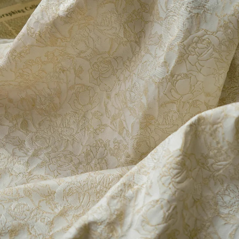 tissu polyester fleurs broderie classique blanc doré 150cm large résistant élégant coudre respectueux environnement