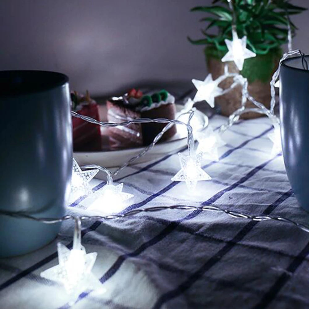 Installation de guirlande étoile LED sur une terrasse