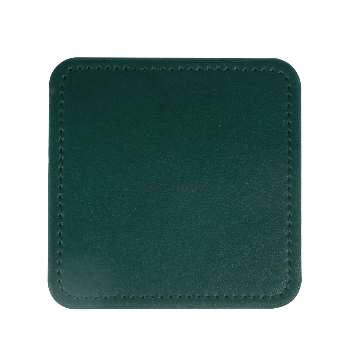 Élégant porte-cartes en cuir vert foncé avec surpiqûres discretes.