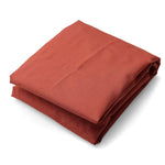 Voile d'ombrage rouge rouille au-dessus d'une piscine