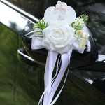 décoration florale voiture mariage fleurs artificielles roses orchidées feuilles vertes rubans satinés élégant blanc