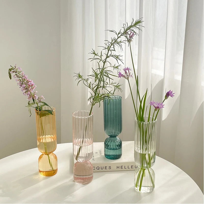 vases verre bleu rose orange vert rayures modernes décoration intérieure minimaliste fleurs artificielles