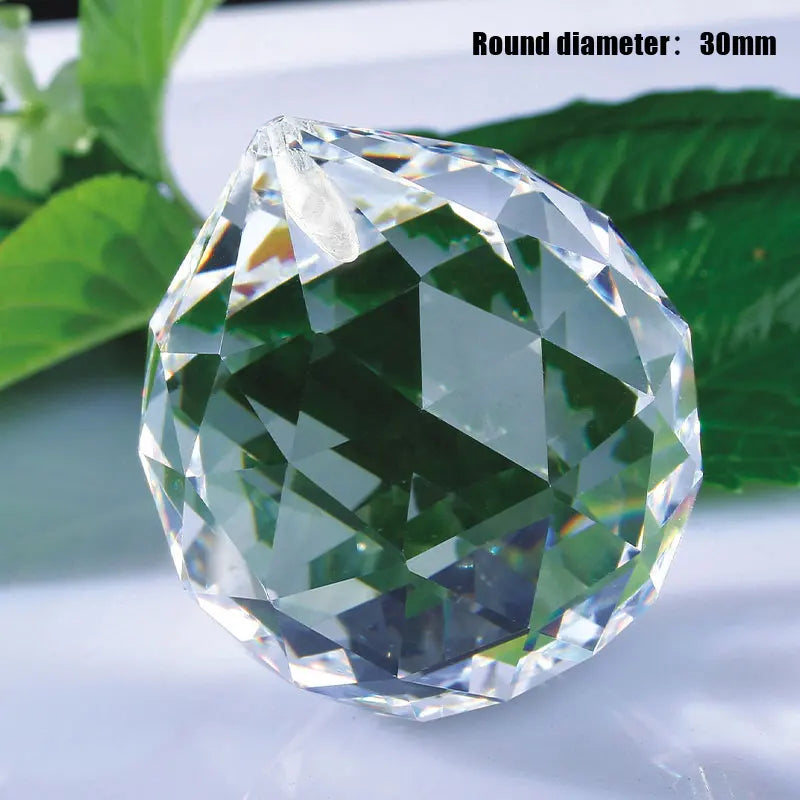 boule cristal transparente facettes géométriques moderne élégante anneau métallique suspension décoration intérieure très transparente