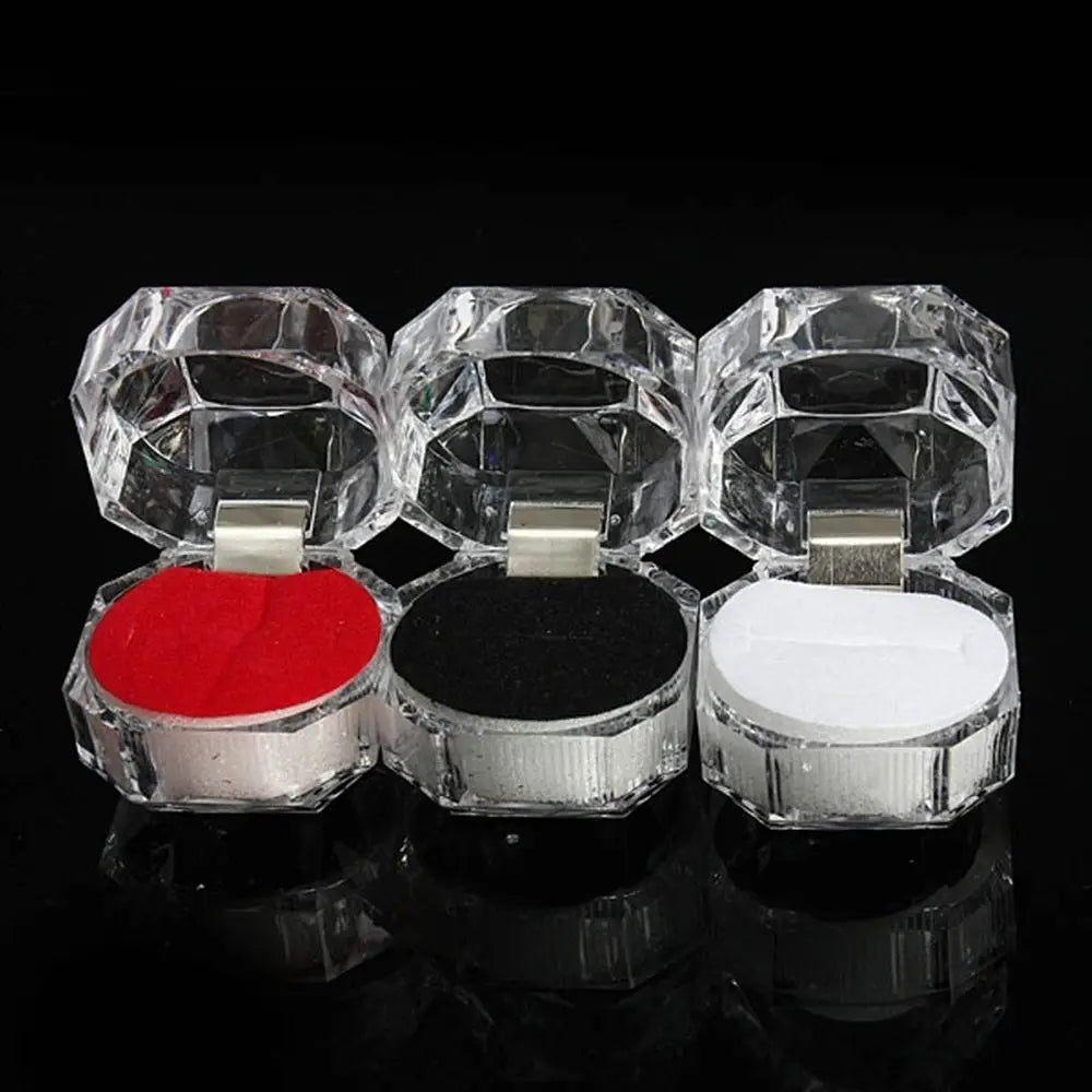 boîte bijoux transparente facettée moderne adhésif poudre blanche rouge noire élégante internes