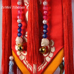 écharpe décorative ethnique brodée couleurs vives motifs floraux pompons traditionnelle intérieur temple