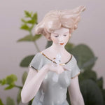 décoration maison porcelaine vintage figurines femmes motifs floraux bleu clair blanc