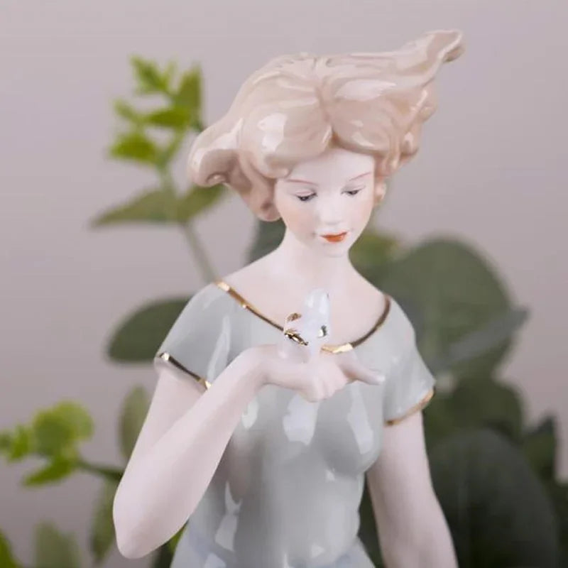 décoration maison porcelaine vintage figurines femmes motifs floraux bleu clair blanc