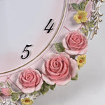 Horloge pendule murale design rose dans un salon moderne