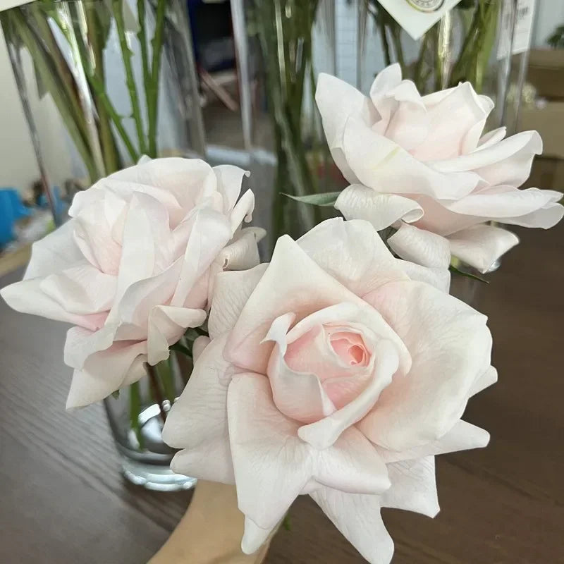 décoration intérieure bouquet roses artificielles blanc rose clair détails fins réaliste erotique anniversaire mariage