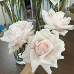 décoration intérieure bouquet roses artificielles blanc rose clair détails fins réaliste erotique anniversaire mariage