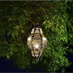 lampe suspendue dorée ornements floraux ajourée artisanale recharge solaireextérieur traditionnelle