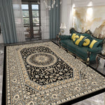 Magnifique tapis oriental de couleur noire et beige avec un motif floral décorant élégamment un salon avec un canapé de couleur verte.