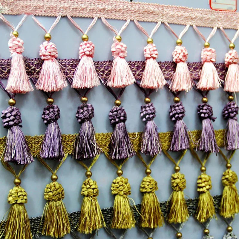 ruban pompons tissus rouge marron gris violet rose doré traditionnel décoratif