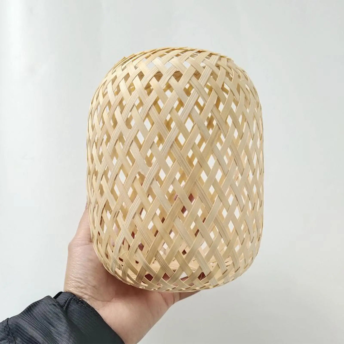abat jour suspendu bambou tissé moderne opacité chaîne métallique motif géométrique naturel