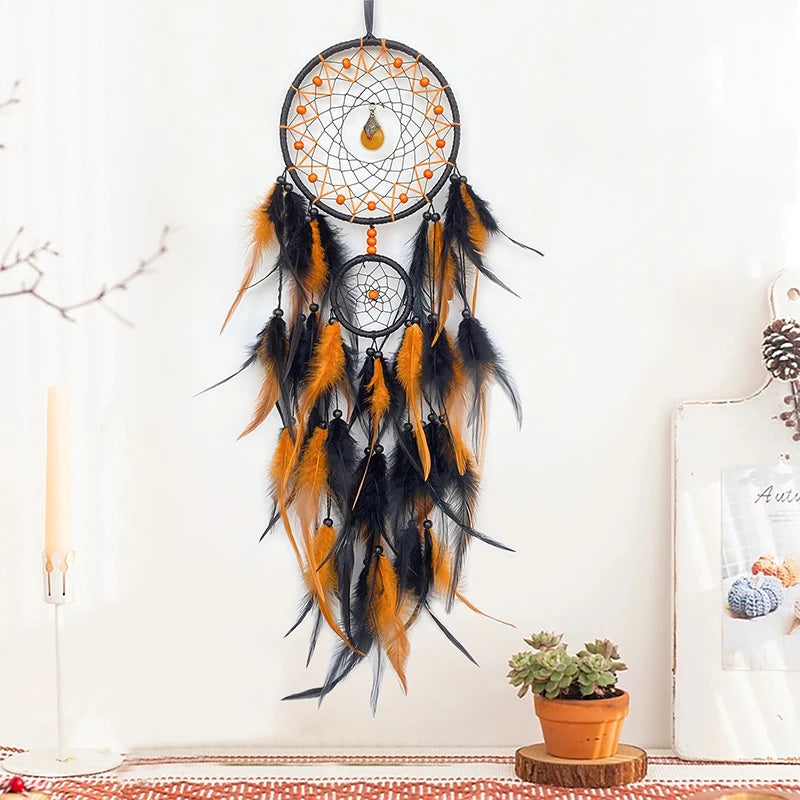 Rêve autochtone fait main avec des plumes noires et orange, suspendu au mur et décoré de perles brillantes.