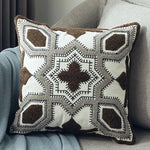 coussins carrés brodés géométriques couleur gris jaune moderne décoration intérieure