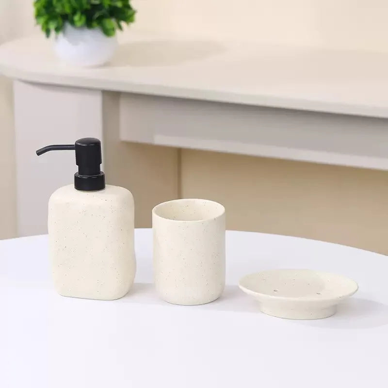 distributeur savon liquide céramique beige texture granulée minimaliste accessoire salle bains après shampooing lotion