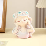statuette articulée fleurs couronne cheveux ondulés blanc jaune bleu vert