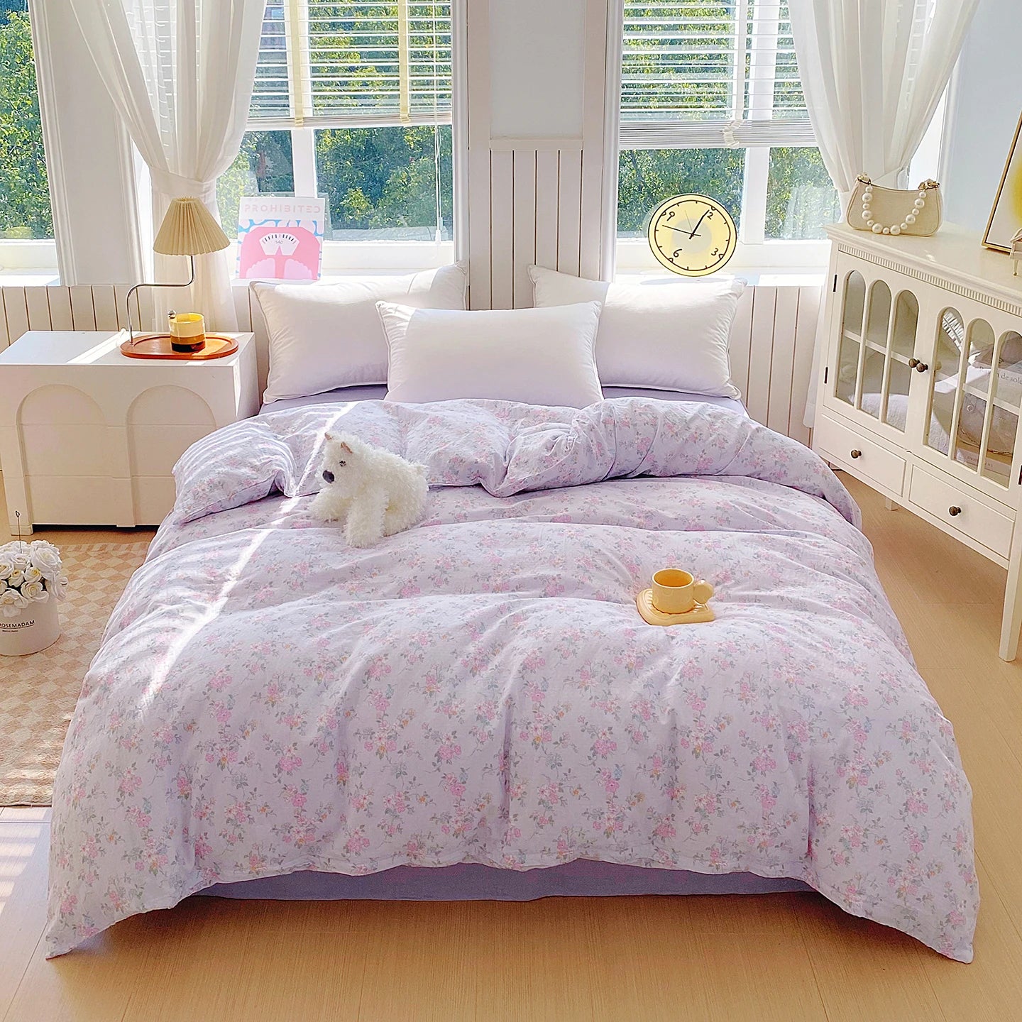 Housse de couette violette dans une chambre décorée avec style