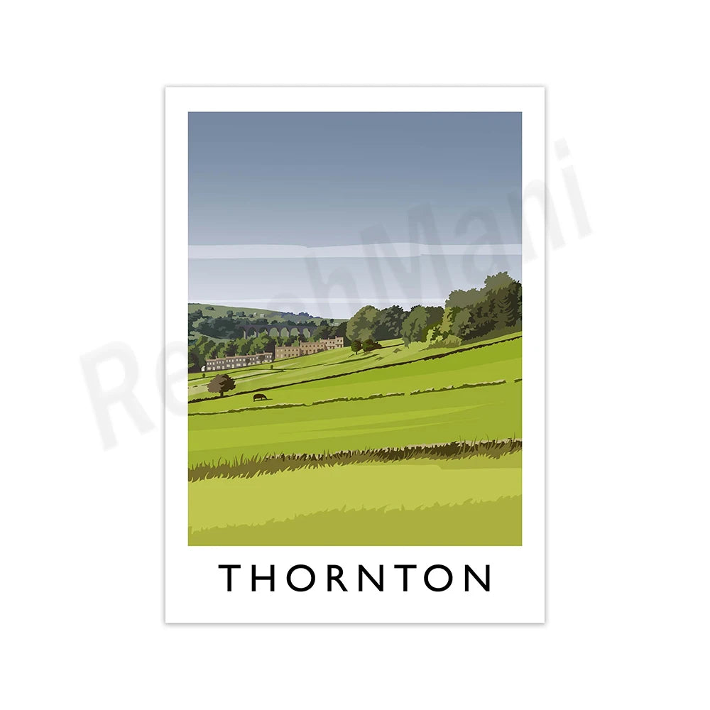 Paysage de Thornton, avec des prairies verdoyantes, des collines boisées et des bâtiments traditionnels dans le lointain.