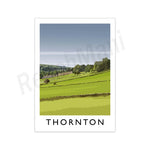 Paysage de Thornton, avec des prairies verdoyantes, des collines boisées et des bâtiments traditionnels dans le lointain.