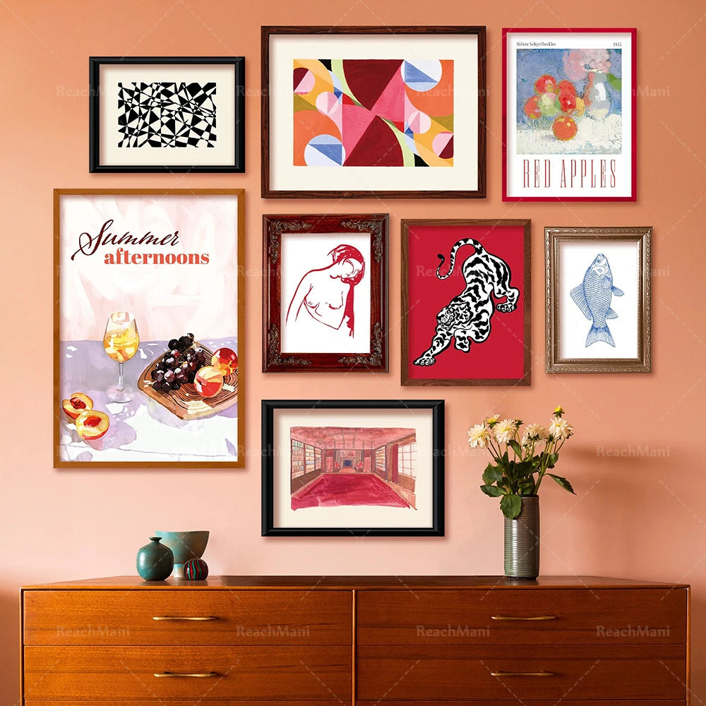 Une composition de plusieurs tableaux colorés, d'affiches vintage et de fleurs sur un buffet en bois, créant un bel ensemble décoratif dans un intérieur chaleureux.