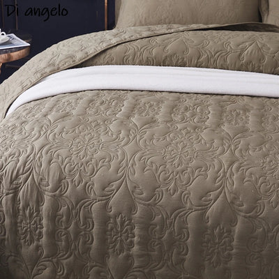 Couvre-lit matelassé gris clair sur lit double