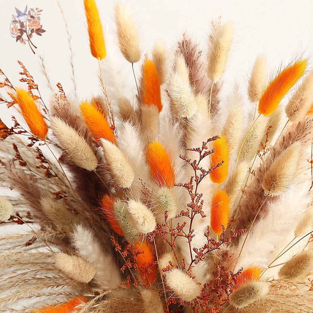 bouquet fleurs séchées boho beige orange brunes plumes feuilles naturel vase blanc plateau bois