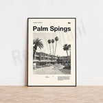 Une affiche minimaliste en noir et blanc présente la ville de Palm Springs, avec des palmiers et des bâtiments typiques du style architectural de cette destination ensoleillée.
