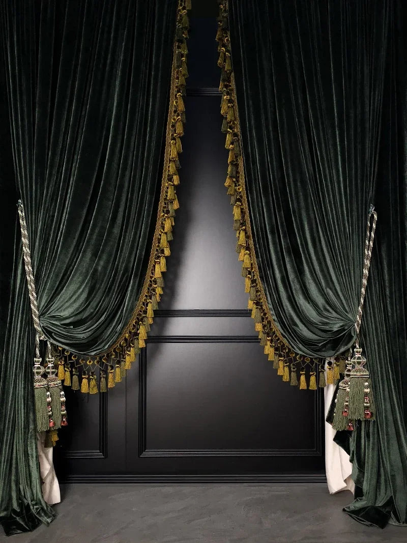 rideau velours vert foncé plissé classique opulent fenêtre française pompons dorés