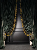 rideau velours vert foncé plissé classique opulent fenêtre française pompons dorés