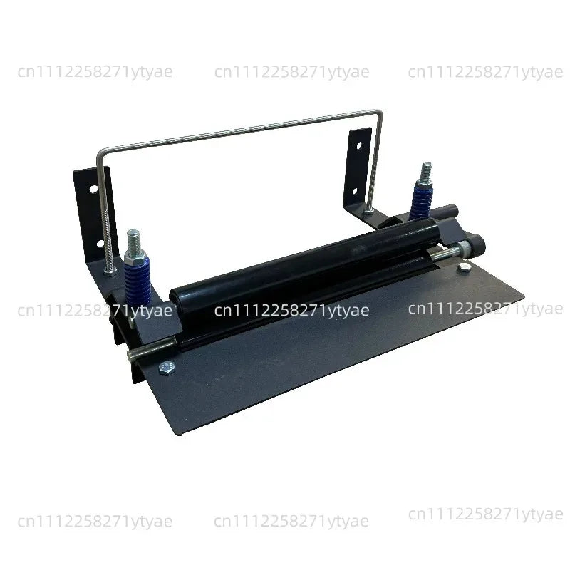 outil main industriel rouleau caoutchouc noir levier support métallique ressorts bleus découpe embossage textile