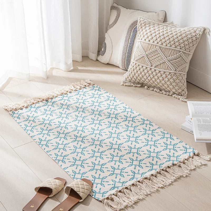 Tapis et coussins décoratifs dans une chambre de style bohème, avec des motifs géométriques, des franges et des textiles naturels qui créent une ambiance apaisante et accueillante.